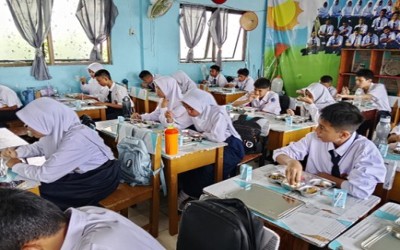 REVOLUSI NUTRISI: SMP NEGERI 2 PANGKALPINANG RESMI LUNCURKAN PROGRAM MAKANAN BERGIZI GRATIS