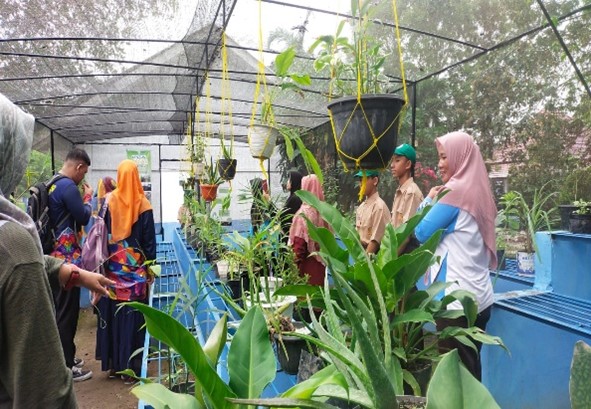 Penyerahan bibit pinang untuk kedua sekolah